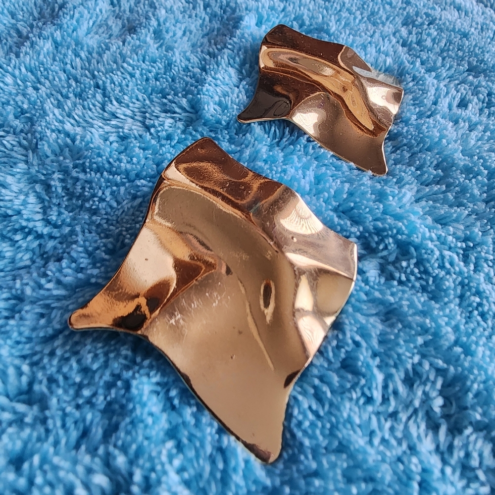 Minimalistic statement stud earrings